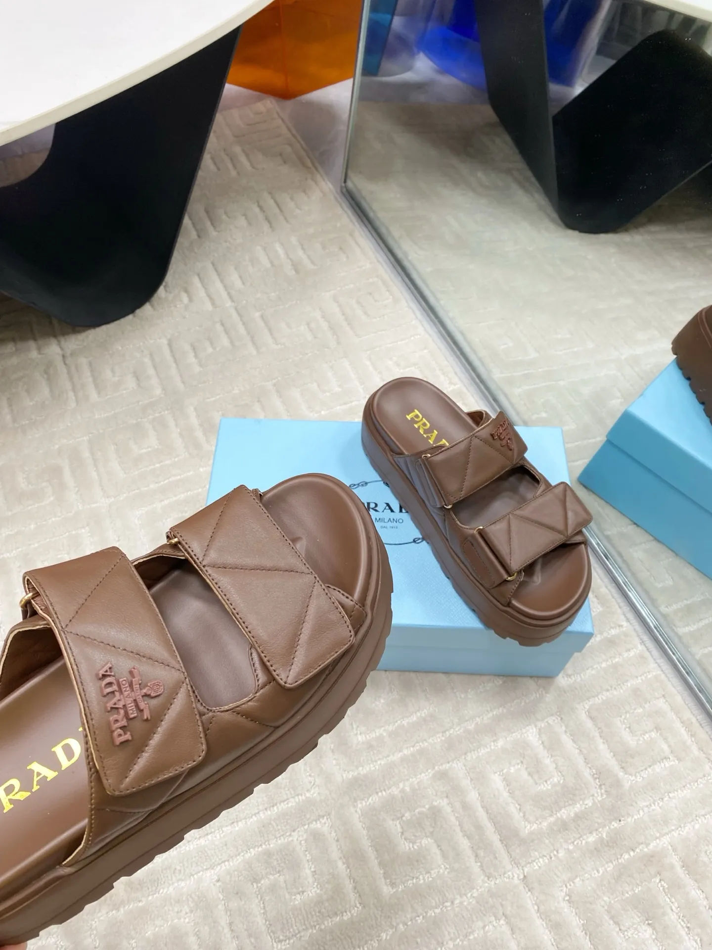 👟👟Ex-factory price 580👟👟 Prada Prada 2025 spring and summer new sandals Roman thick-soled Velcro sandals slippers The latest catwalk style, classic upgrades Comfort and fashionability coexist Each color combination looks good, and the design matches different style needs Upper: Original customized cowhide Lining: Original customized sheepskin lining, cowhide Foot pads Outsole: Original open-molded anti-slip outsole Shoe size: 35-40